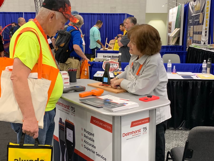 Delmhorst employee and customer at an exhibition stand.